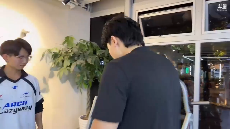 【英雄联盟】胸肌很大的良小伞的精彩时刻 20231109 09点场