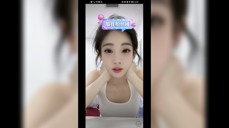 冯提莫没穿袜子居然闻自己靴子