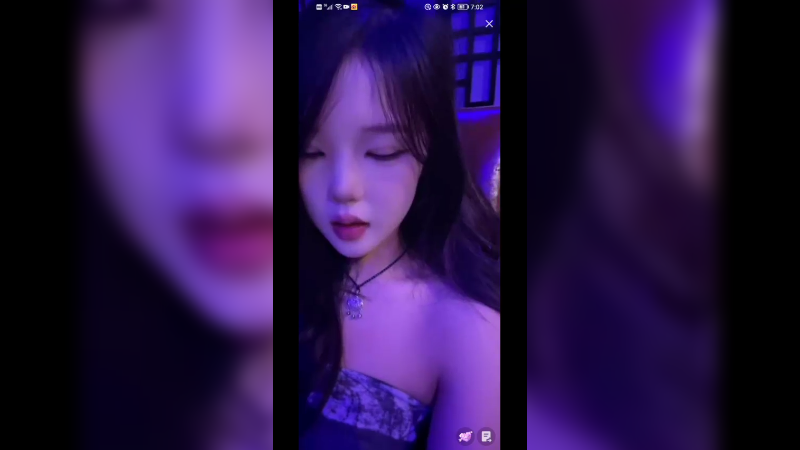 美女一大早不睡觉居然唱歌