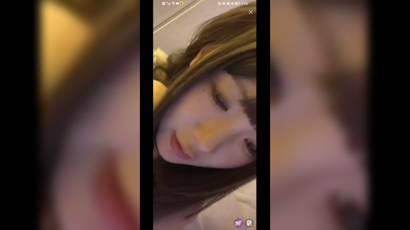 美女歪头直播，是个夹子