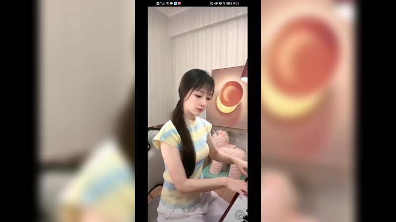 美女弹琴好听啊，真可爱