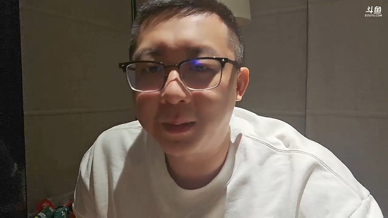 我在斗鱼看小鱼小鱼吃虾米直播户外