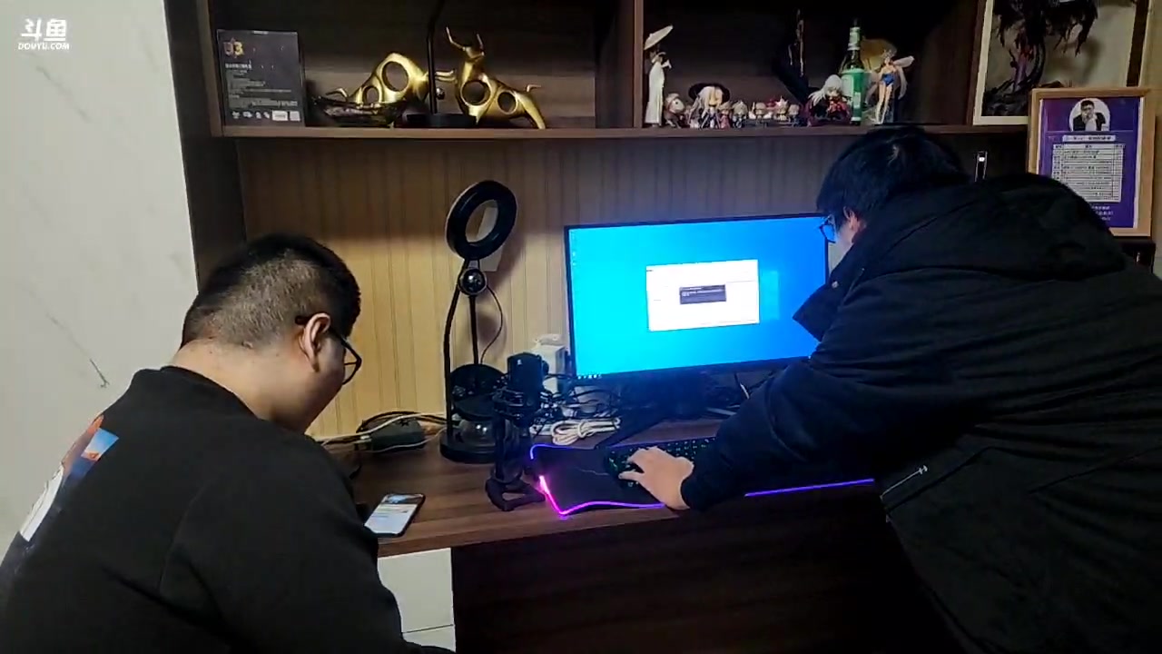 【2023-11-12 17点场】一笑zy：装电脑咯 下午播一会儿