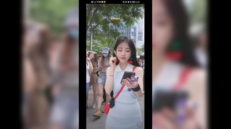 网红美女冯提莫今天在广州唱情歌