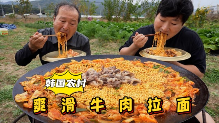 享用牛肉拉面，汤汁浓郁，面条筋道有嚼劲，吸溜声不断太过瘾了！