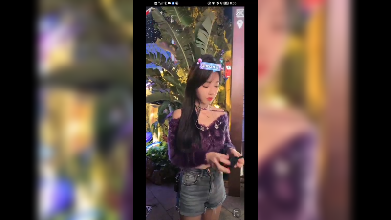 在广州很多人排队和冯提莫合影