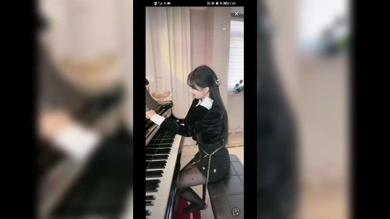 美女弹琴好听，穿的好看