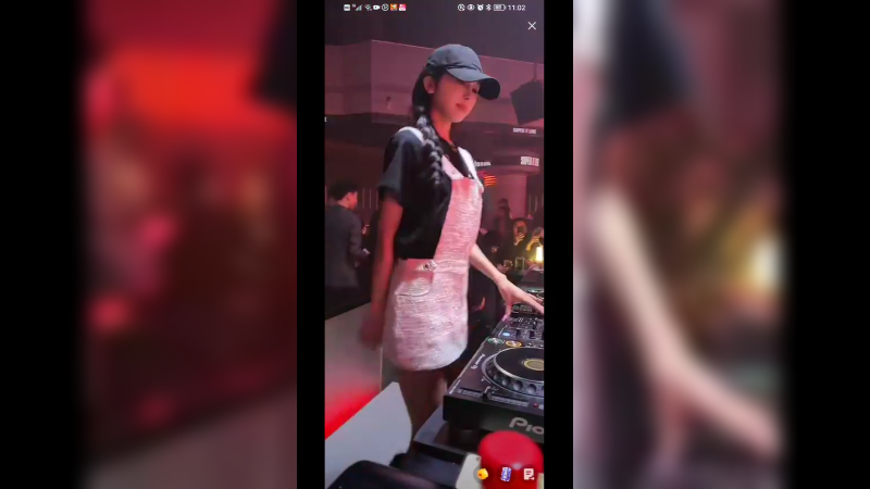 美女奶栗今晚穿的可爱