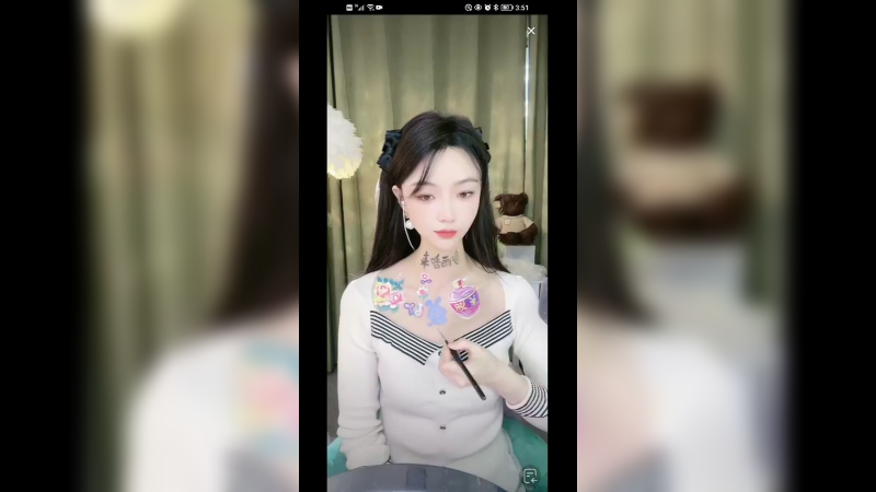 美女在身上画画，厉害啊