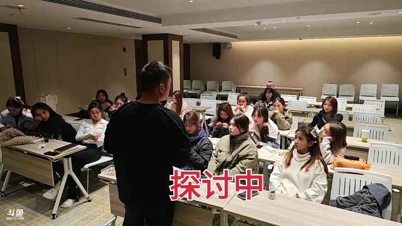 【2023-11-16 19点场】洪湖小肖：在整理东西晚上8点前开播