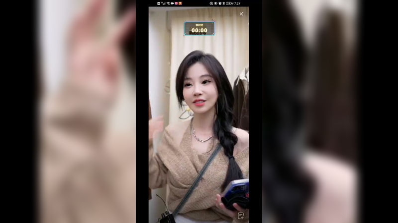 网红冯提莫直播买衣服换装