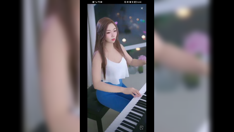 美女弹琴真好听，好看