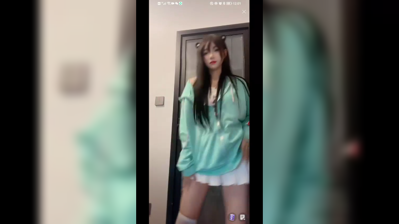 美女半夜在家直播