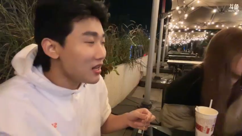 【2023-11-16 23点场】胸肌很大的良小伞：到武汉了！晚上12点PK选人+选导播！