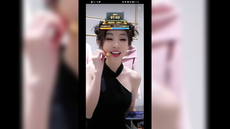 冯提莫在服装店唱歌，准备换衣服