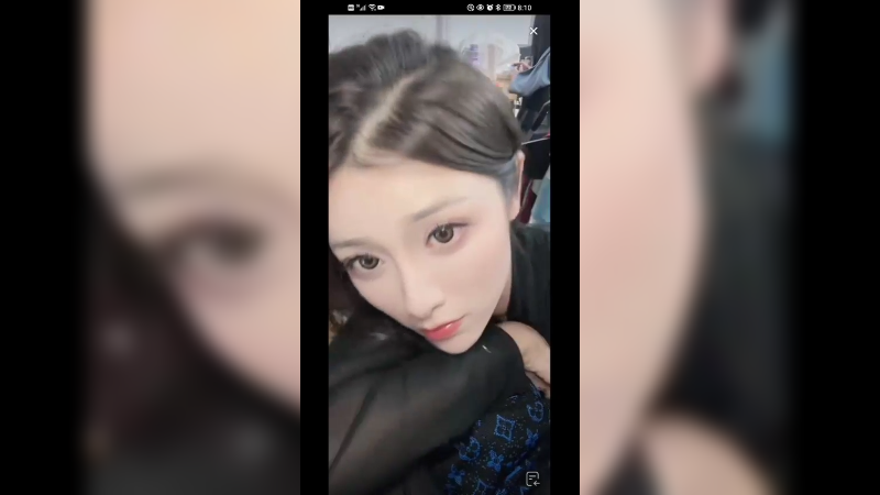 美女车模累了休息，真可爱