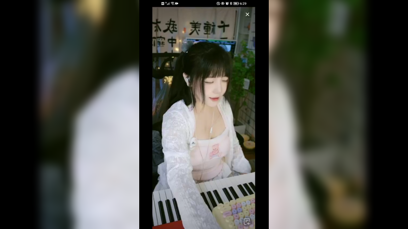 美女弹琴好听，可爱的娃娃脸