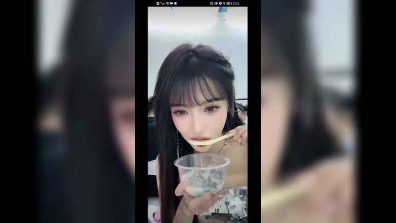 美女车模直播吃乌鸡，好快乐