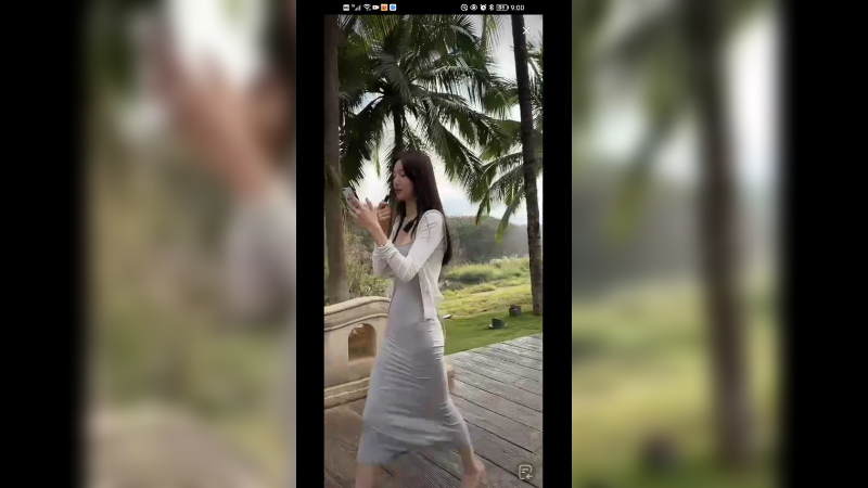 美女早上直播走路聊天，真好看