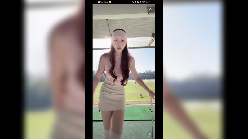 美女直播打高尔夫球，厉害啊，动作专业