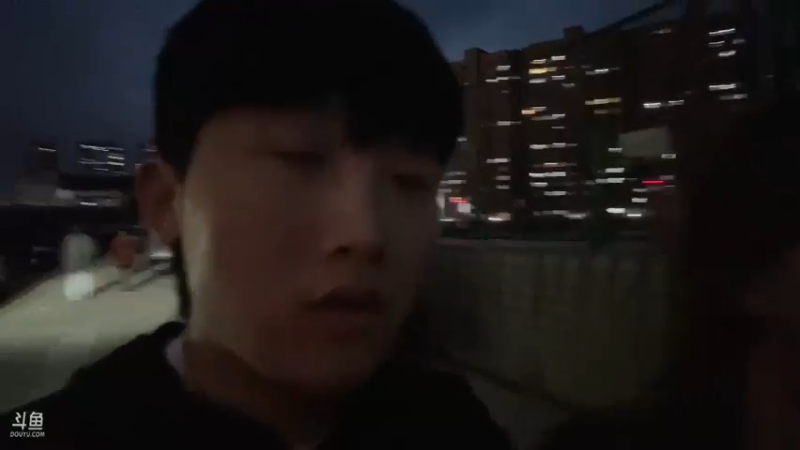 【2023-11-18 17点场】胸肌很大的良小伞：武汉官方户外！0.1元卡牌子！