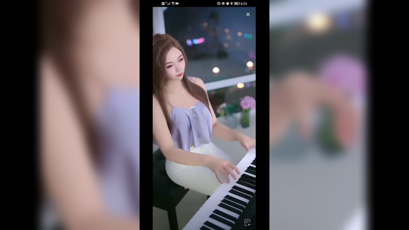 美女弹琴让人陶醉