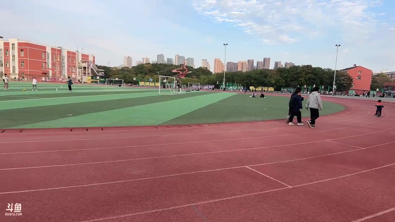 【2023-11-18 15点场】胸肌很大的良小伞：武汉官方户外！0.1元卡牌子！