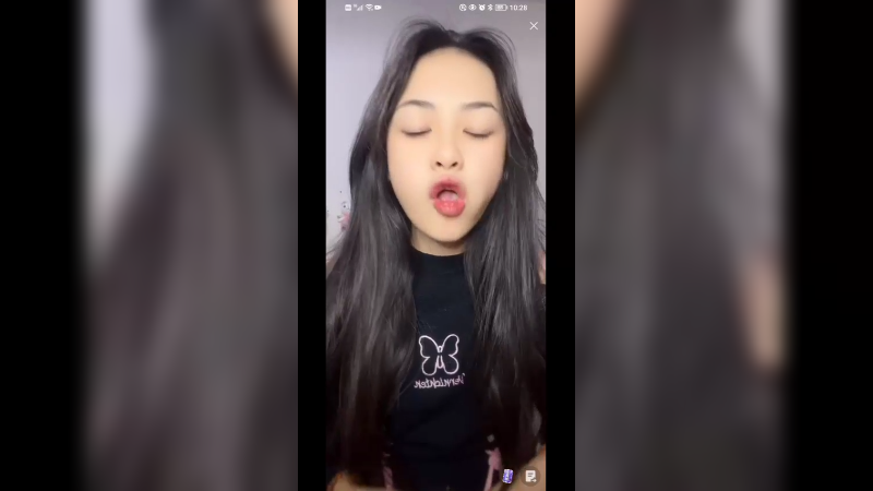 美女在家直播真舒服，有吃有喝