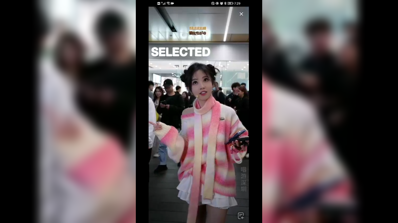 美女冯提莫唱歌后去买10克金条