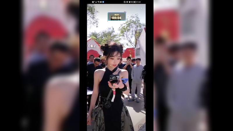 美女冯提莫表演随机舞蹈