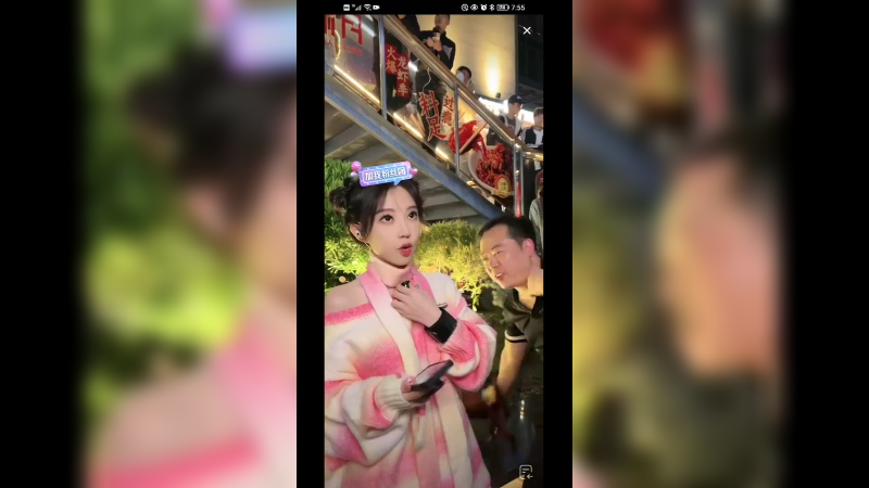 美女冯提莫和粉丝合影留念