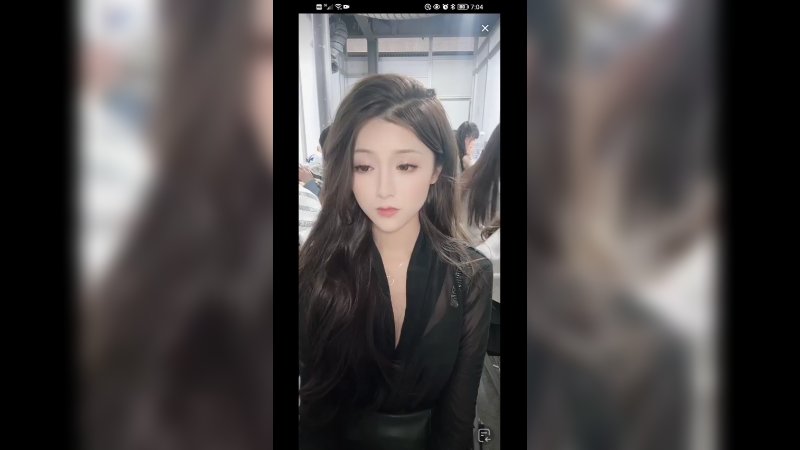 美女车模在休息室直播