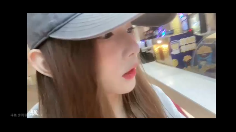 美女主播饿了吃火腿肠真香啊