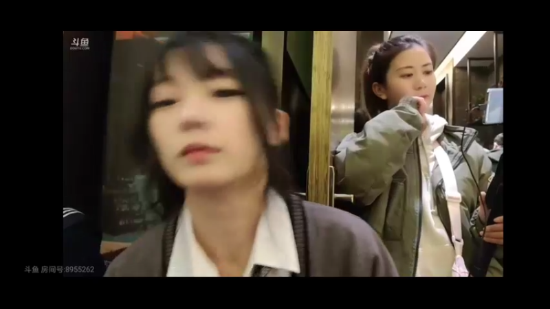 美女主播彪子打扮一下很像学生妹啊