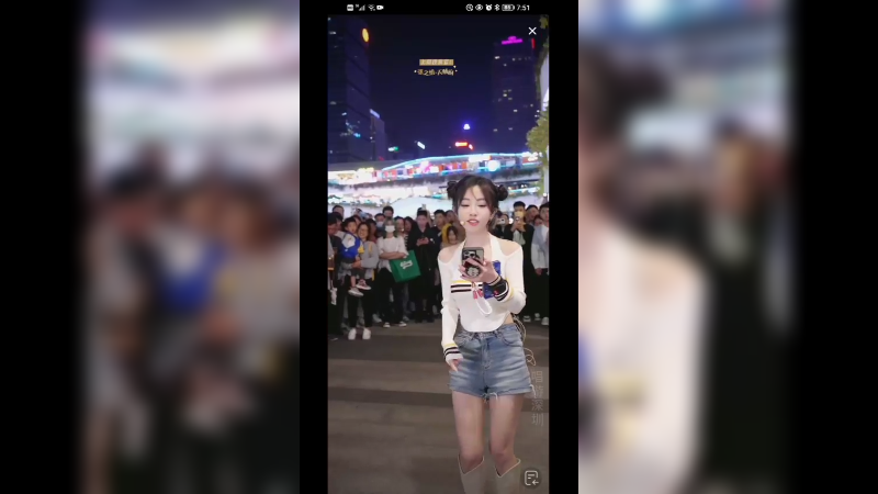 美女冯提莫演唱《若把你》还有美女伴舞