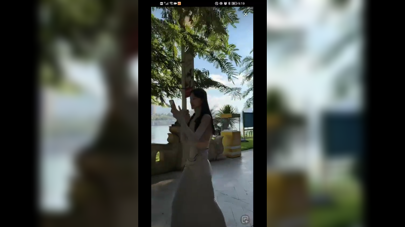 美女一大早直播走路聊天，西双版纳不冷啊