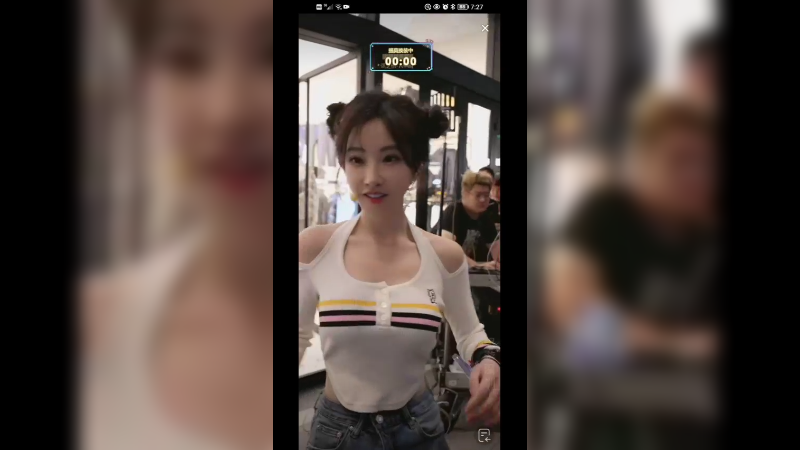 美女冯提莫和四个网红跳舞