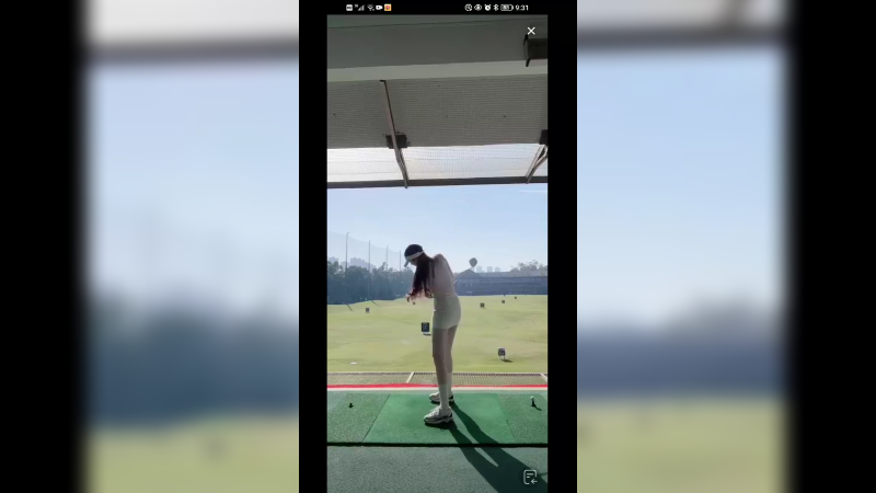 美女一大早去打高尔夫球