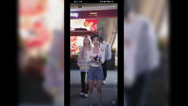 美女冯提莫唱歌很多人看，跳舞的美女好漂亮