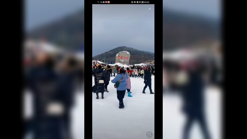 很多游客来黑龙江的中国雪乡拍照合影