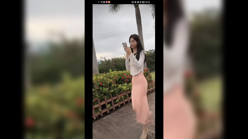 美女一大早在西双版纳走路聊天，身材苗条
