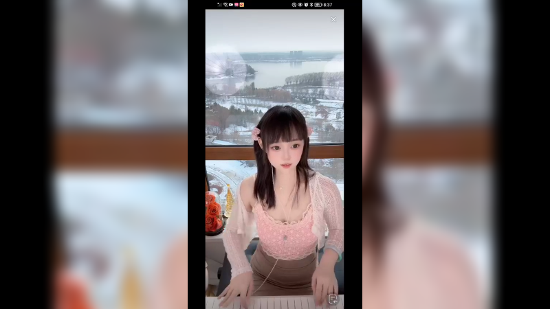 美女弹琴好可爱啊