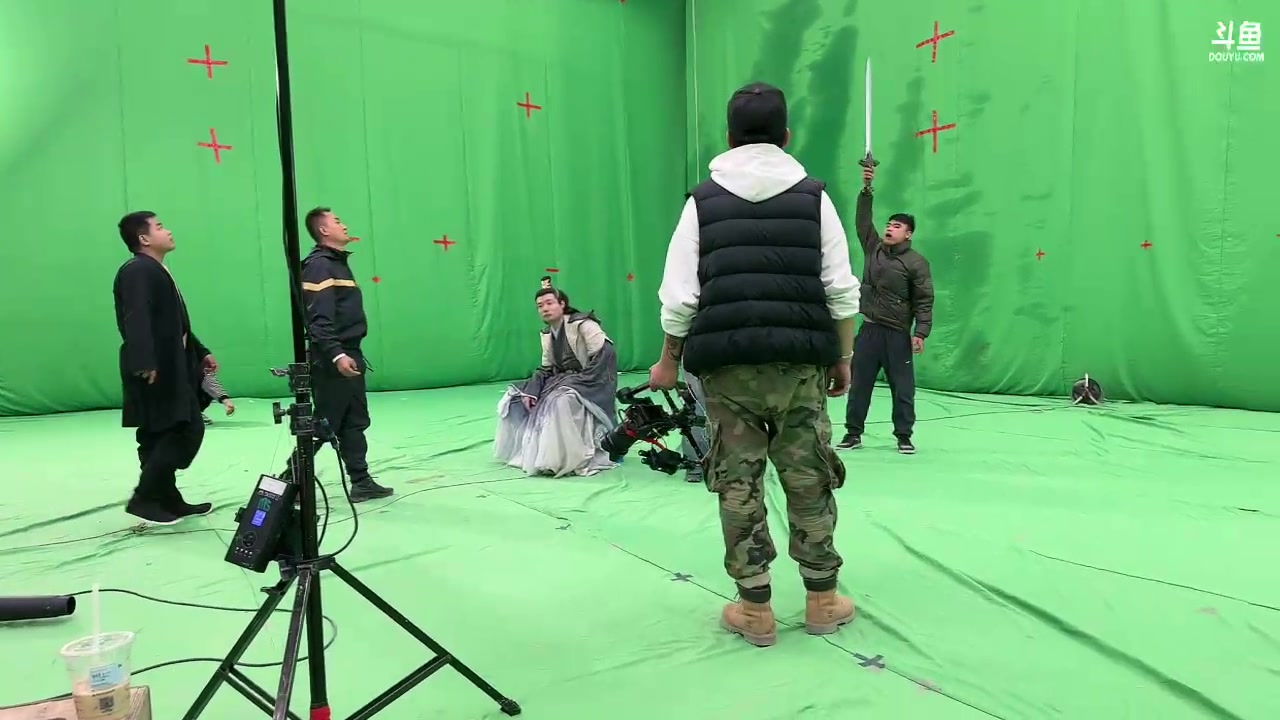 【2023-11-21 17点场】轰轰仔：轰轰：今天出发横店实习探班！废柴请选我！