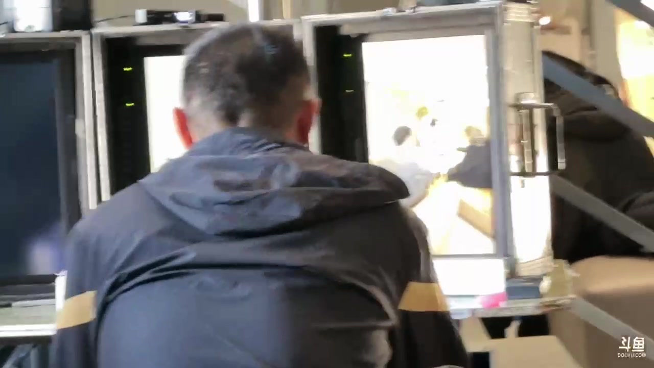 【2023-11-21 11点场】轰轰仔：轰轰：今天出发横店实习探班！废柴请选我！