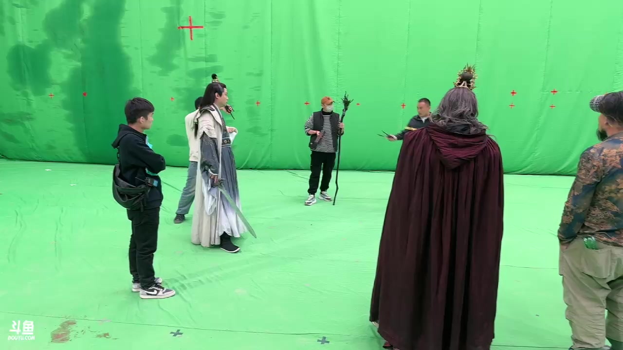 【2023-11-21 15点场】轰轰仔：轰轰：今天出发横店实习探班！废柴请选我！