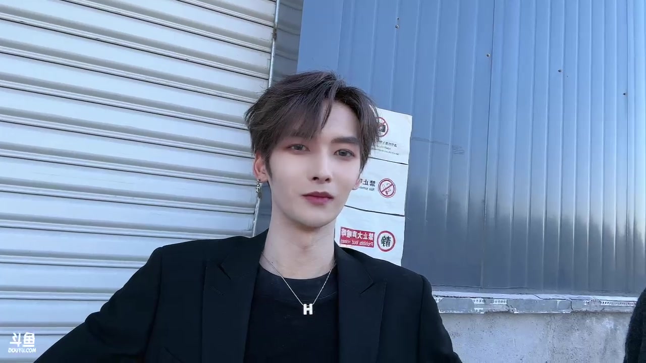 【2023-11-21 13点场】轰轰仔：轰轰：今天出发横店实习探班！废柴请选我！