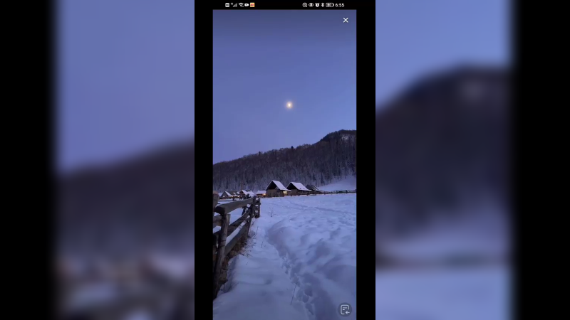 在新疆的傍晚看月亮，伴着雪景犹如故人归