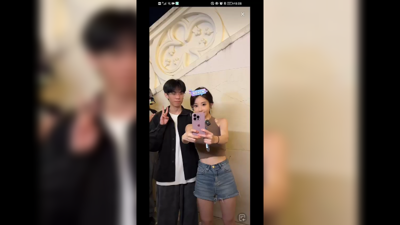 美女冯提莫在珠海和粉丝合影