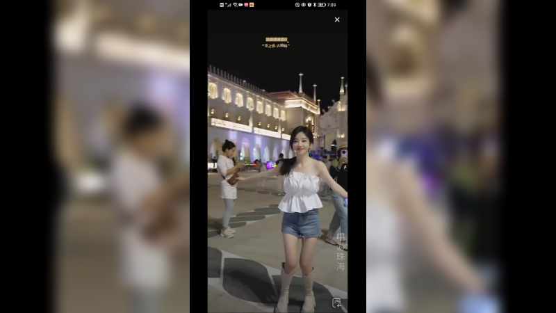 美女冯提莫唱歌跳舞欣赏