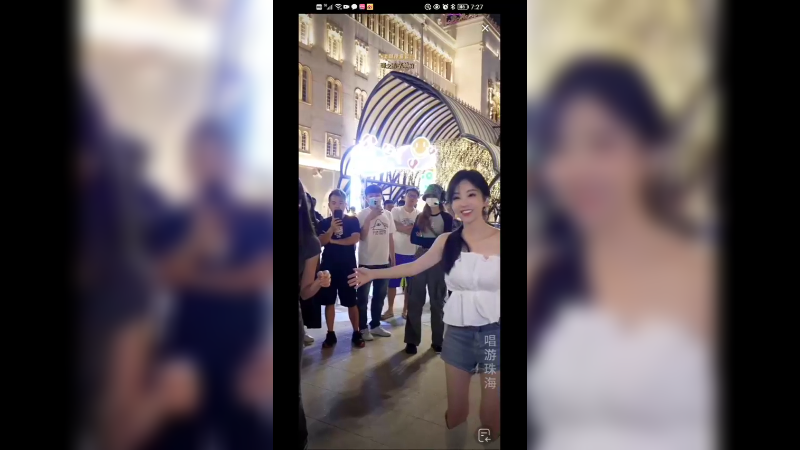 美女冯提莫学秋秋妹跳舞